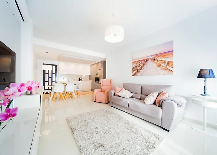 Luxurious 2 Bedroom Apartment Near The Beach