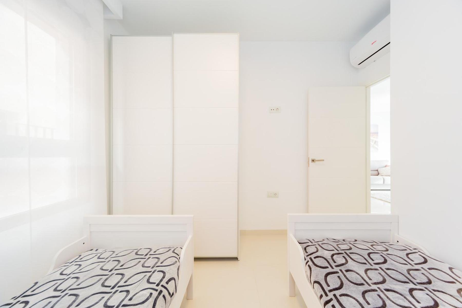 Luxurious 2 Bedroom Near The *