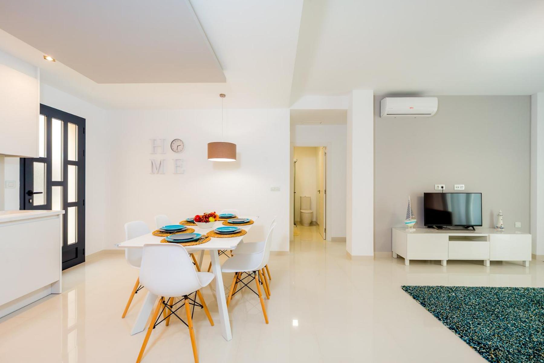 Luxurious 2 Bedroom Near The *